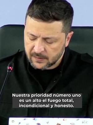 A post by @latinus_us on TikTok caption: Volodímir Zelenski dice que el alto el fuego es su máxima prioridad en las conversaciones con #Rusia. #Latinus #InformaciónParaTi