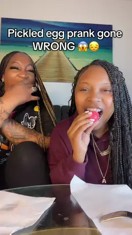 A post by @niyawiyaaa18 on TikTok caption: She so foulllll I should of knew she was gone play me 🤣🤣🤣💯 #viral #pickledeggs #pink #msfyatee #foryoupage❤️❤️ #niya #viralvideos #eggs #yuck #foodie #review 