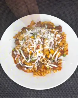 A post by @recetasdeadela on TikTok caption: Pasta con carne fácil y rápido de preparar.