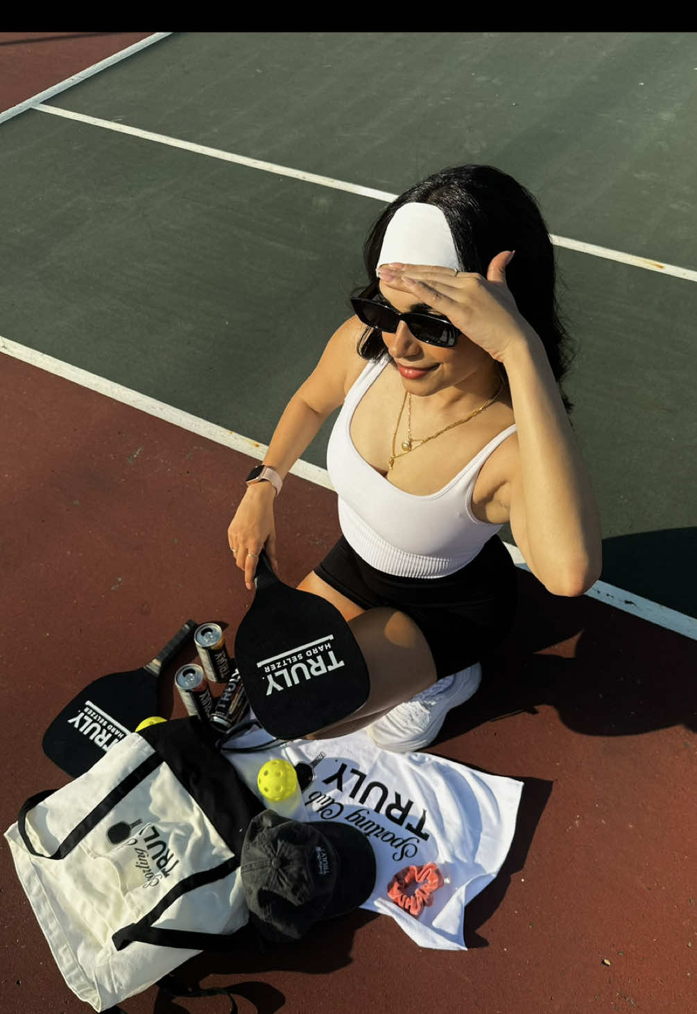 A post by @enya_jaime on TikTok caption: On rejoint le Club de l'Été @trulycan_ avec notre première partie de pickleball! 🏓🎾 Quoi de mieux qu’un p’tit drink pour profiter du soleil? ☀️🍓🍋  *pub