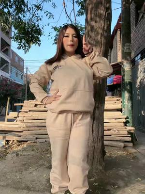 A post by @nicoll_ochoa on TikTok caption: Que color de vestido me pongo para mañana👄
