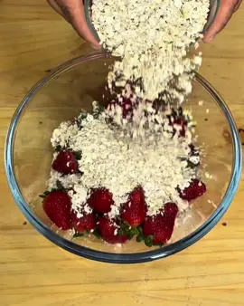A post by @recetasdeadela on TikTok caption: Mezcla avena con fresas y obten está deliciosa receta.