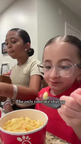 A post by @grwms.by.vitoria on TikTok caption: 😭😭😭 #grwmsbyvitoria #osteogenesisperfecta #osteogenesisawareness #fyp #bestie #chickfila #theonlytimeweshup #eating 
