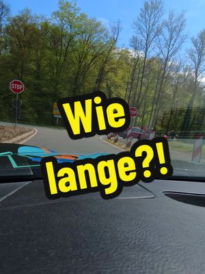 A post by @verkehrsguru_official on TikTok caption: Wie lange halten wir am Stoppschild #theorieprüfung #fahrenlernen #tipps #fahrprüfung #autofahren 