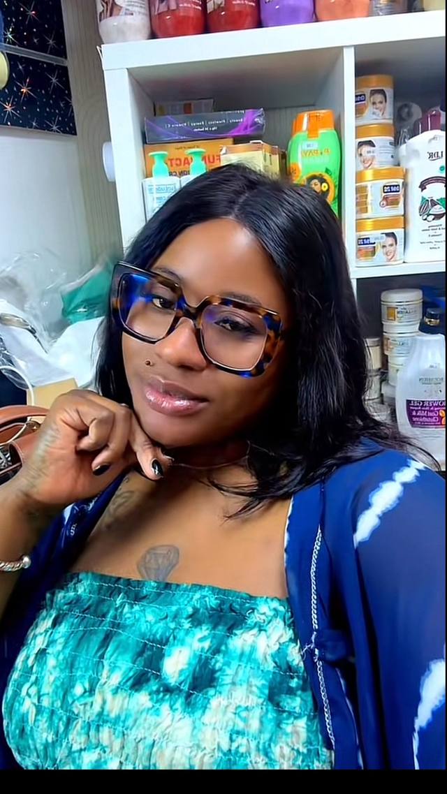 A post by @damediezel7 on TikTok caption: Joyeux anniversaire femme au grand cœur, que Dieu te donne longue vie et bonne santé 💕💕💕@@carrine225🇨🇮cosmetics🛍️🛒📦
