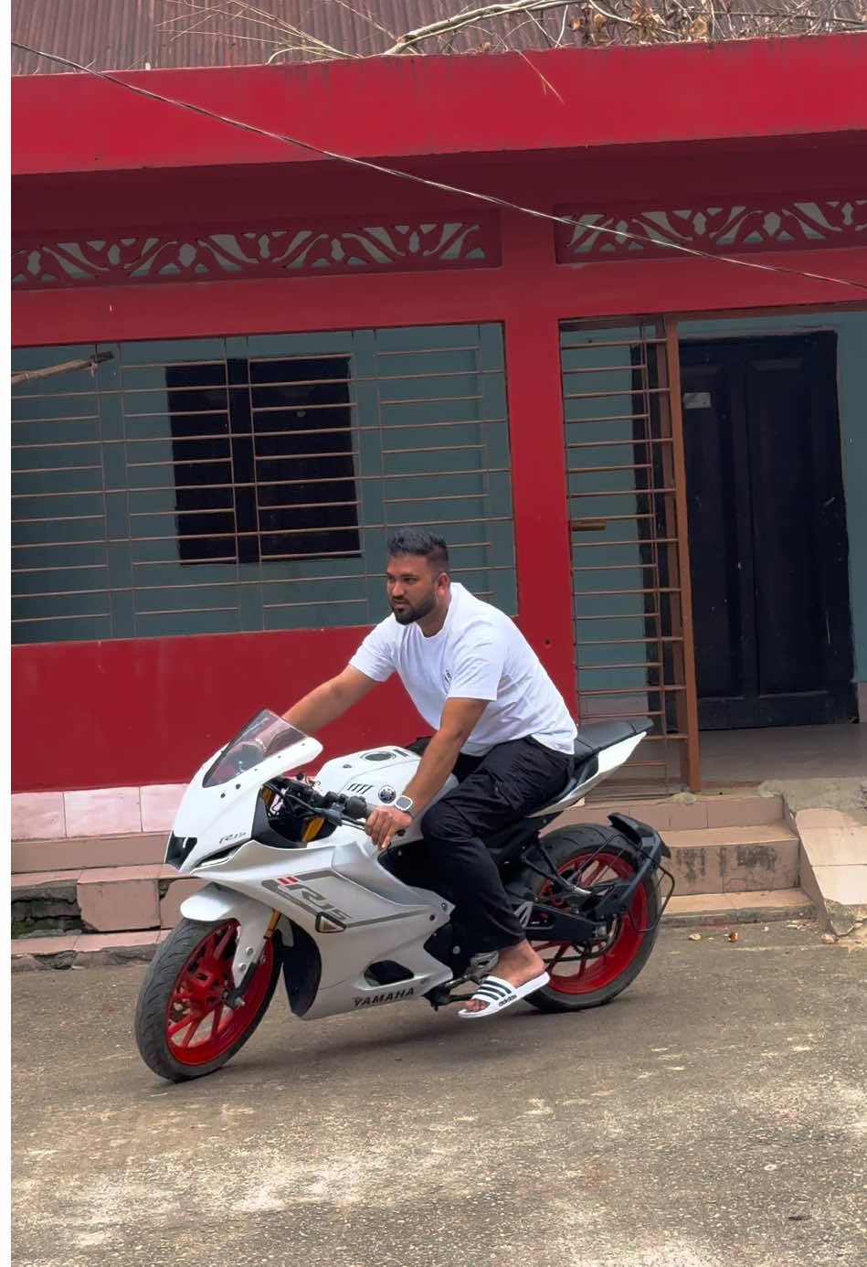 A post by @ashrafmiahsrz on TikTok caption: ❤️😎#ashsrz #bangladesh🇧🇩 