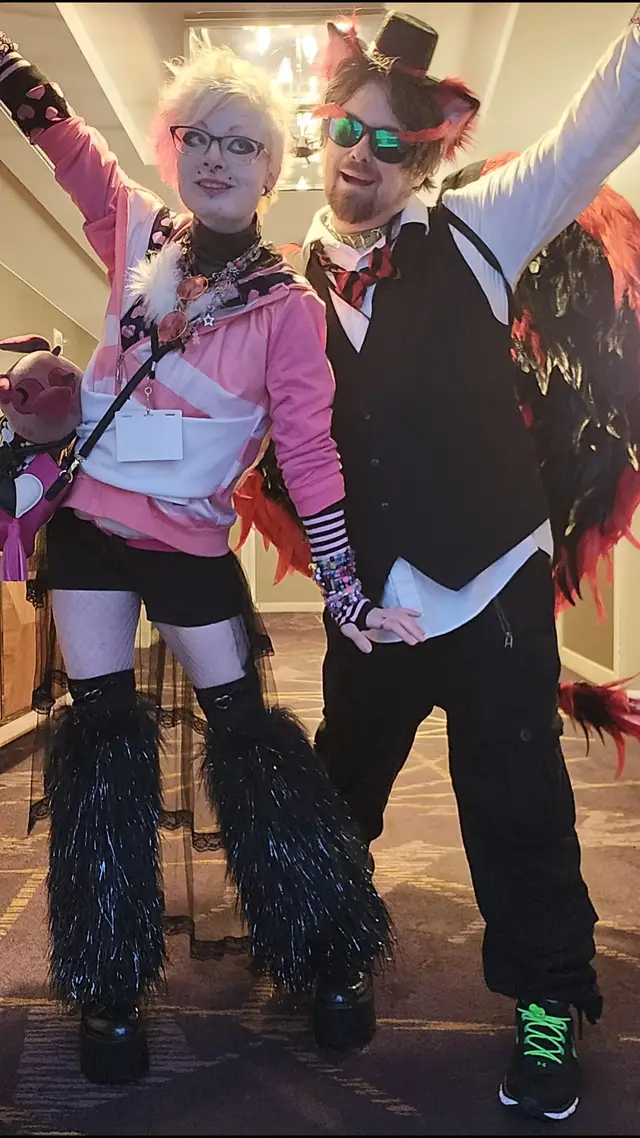 A post by @sugarsarz.inthestarz on TikTok caption: #huskerdust #hazbinhotel #sakuracon #angel #husk #husker #vivziepop #hellaverse #hazbin  #hazbinhotelcosplay #hazbinhotelhusk #hazbinhotelangeldust #vivziepophazbinhotel #helluvaboss #fyp@Arogyth 