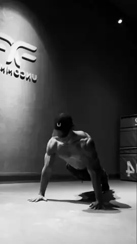 A post by @sipanzro on TikTok caption: #calisthenics #gym #sport #Fitness #Training #رياضة #لياقة #كمال_الاجسام 