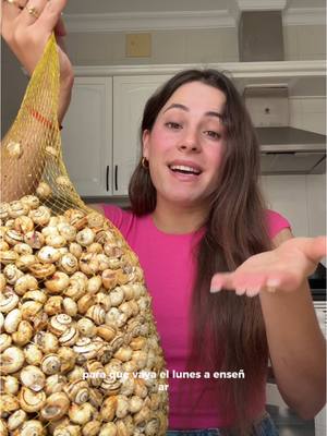 A post by @isabelmariapv on TikTok caption: La última vez que hago caracoles este año, y porque es para ir a Juan y media vamos jajajaj 💗💗💗 #caracoles #juanymedio #risas #receta #andalucia 