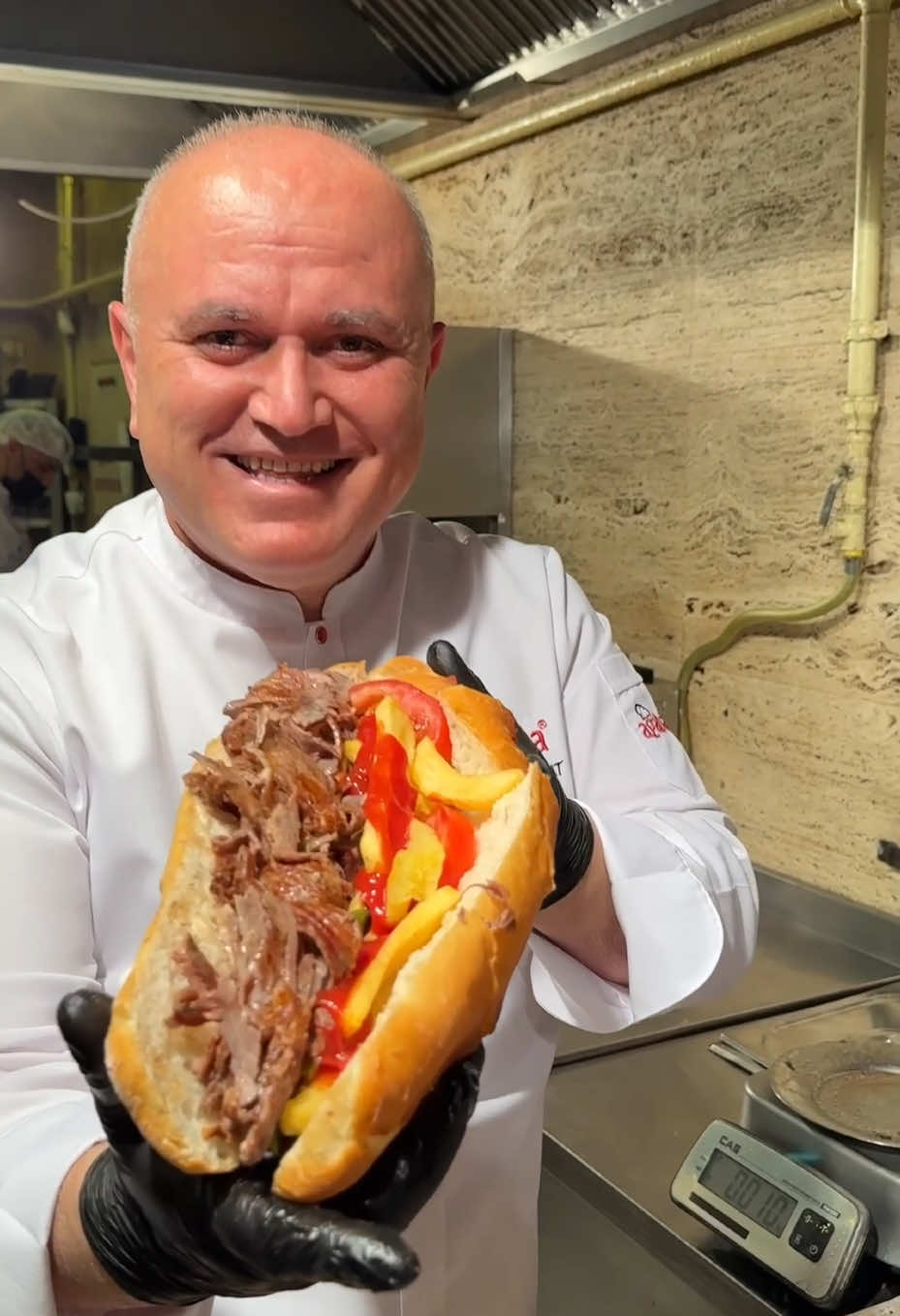 A post by @himmetpolatt on TikTok caption: Tam ekmek et döner isteyen.? . . . . . . #ekmek #döner #dönerci #patates #ketçap #ekmekarası #food #türkiye #ağababadöner #himmetpolatt #eniyidönerci #yemek #yemektarifleri @Agababadoner 