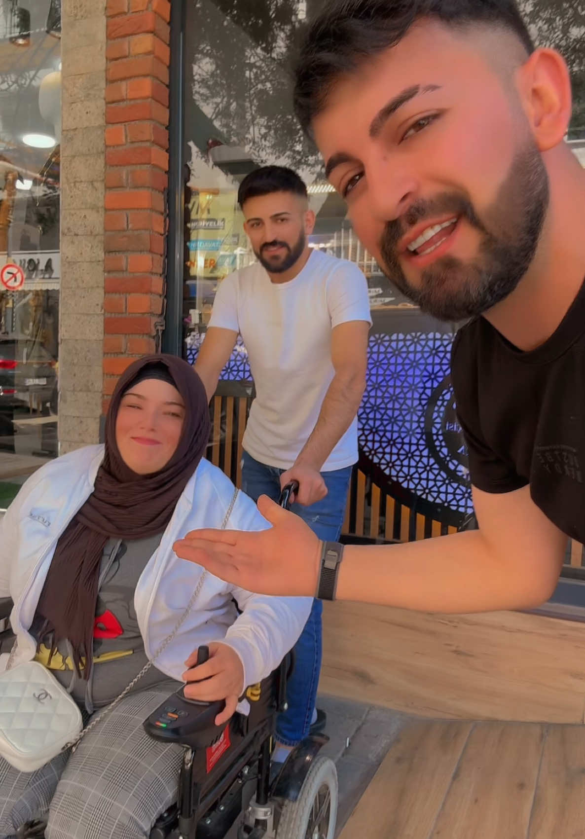 A post by @rojvandemir on TikTok caption: Güzel bir kardeşimiz bizi ziyaret etti #rojvandemir #istanbul 