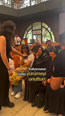A post by @eliferdenay on TikTok caption: ARTIK KALKAMAZSIN‼️ 📌Telkin, kişinin dikkatini belirli bir algıya odaklayarak istemli motor kontrolü bilinç dışına iter. Prefrontal korteks ve anterior singulat korteks gibi bölgelerde aktivite değişir. Kişi, ayağa kalkma niyetini bastırılmış gibi algılar. İnanç, beklenti ve bağlam, kişinin hareket edemeyeceği algısını oluşturur (Barnier & McConkey, 2004; Oakley & Halligan, 2009). Kaynaklar: 	•	Oakley, D. A., & Halligan, P. W. (2009). Hypnotic suggestion and cognitive neuroscience. Trends in Cognitive Sciences, 13(