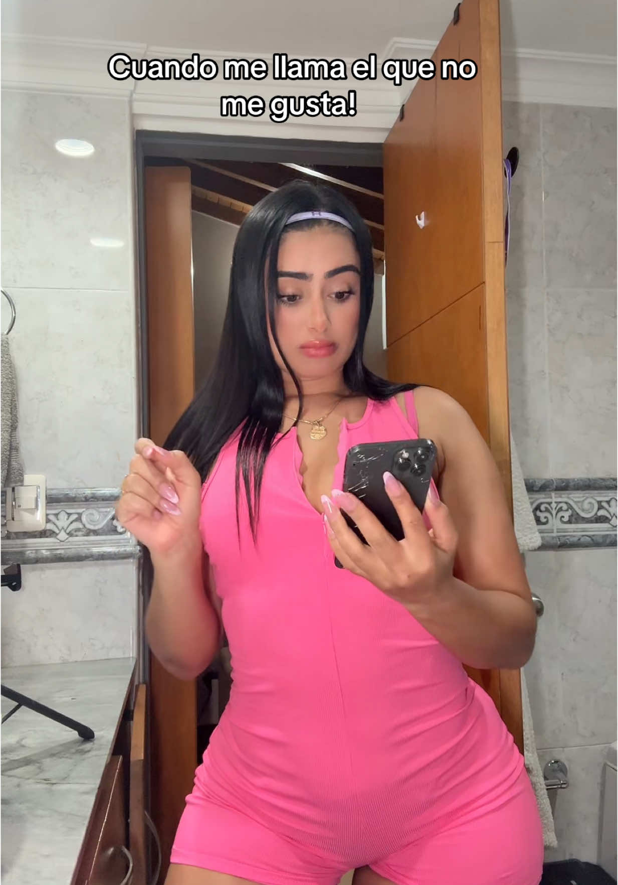 A post by @monicavallejooficiall on TikTok caption: Cuando me llama el que no me gusta 