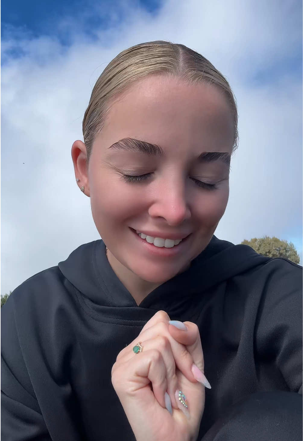 A post by @skibanoemi on TikTok caption: 😭😂 INSTA: skibanoemii #storytime #fyp #travel #madeira 