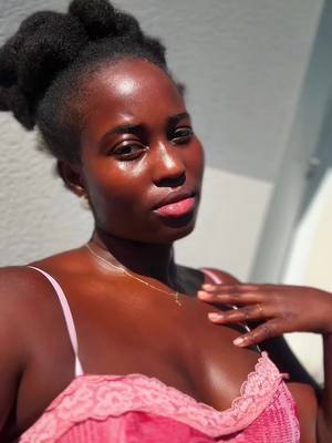 A post by @cinie_dmtalk on TikTok caption: Foncez mes go 🥰😭😭 #huile #glow #SkinCare #summer 