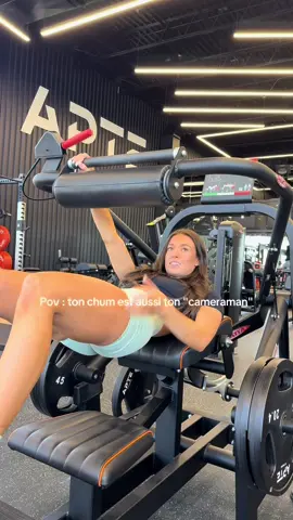A post by @solenelucass on TikTok caption: Les behind the scenes de mes vidéos (souvent chaotique) 🤣 Felix = la patience incarnée Outfit :  @AYBL "SOLENE10" #gym #qc 