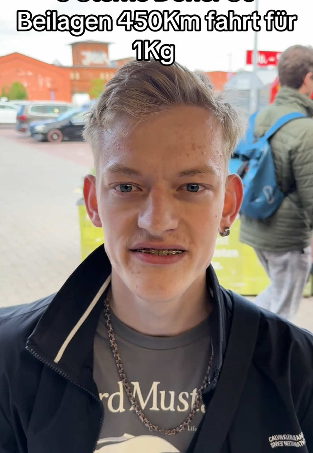 A post by @kurde.der.tiktoker.wurde on TikTok caption: Kunde fährt 450Km für 1063 Gramm besten Döner bei #kalamatadönerlübeck #döner #viral 