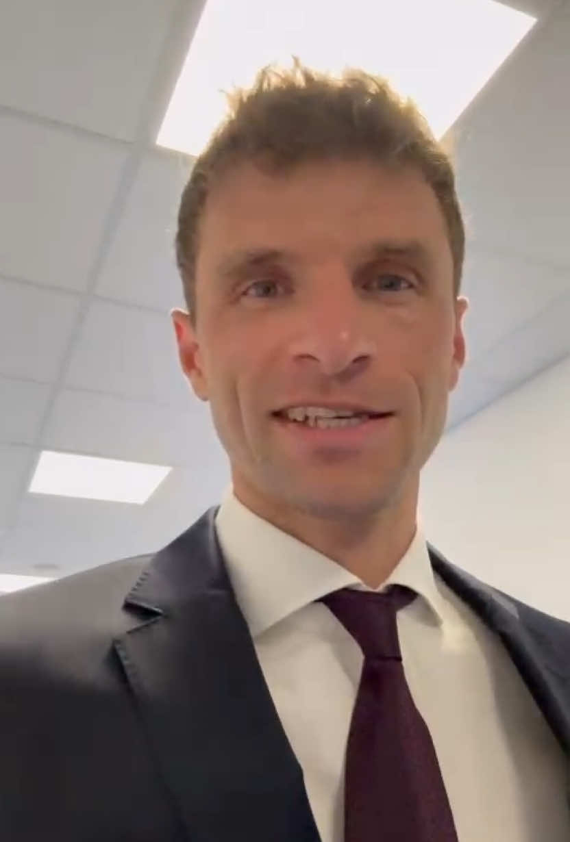 A post by @esmuellert on TikTok caption: Das war heute mein 503. und zugleich letzter @Bundesliga Einsatz für den @FC Bayern München ❤️🤍  Schön war‘s! 😊