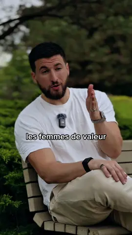 A post by @redazere on TikTok caption: Si tu ressens le besoin constant d’exposer ta richesse, alors en réalité, tu n’es pas riche. Car si les gens ne voient pas ta richesse, tu te sens privé. Ce n’est pas de la richesse, mon ami, c’est de la pauvreté intérieure. Et si, en tant que femme, tu dois montrer ta beauté en public pour te sentir valorisée, alors tu t’es abaissée au plus bas niveau de l’existence, là où ta valeur dépend du regard des autres. Si ta vie repose sur la validation permanente des autres, alors tu n’es ni vraiment belle, ni véritablement riche.