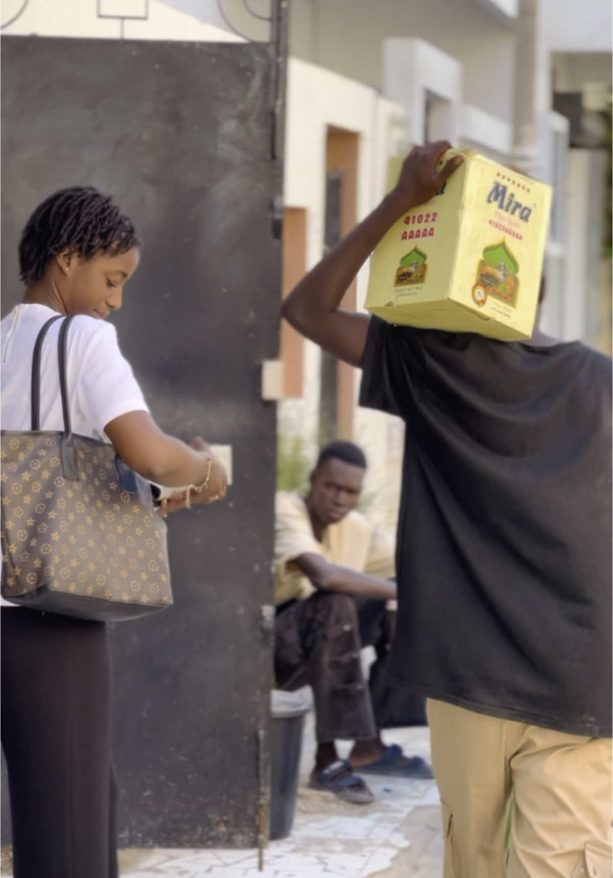 A post by @modou_comedien on TikTok caption: Médina rék 😂😂 #modoucomedien #mira #ousseynoucomedie #sènègalaistiktok🇸🇳 #pourtoi 