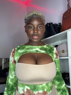 A post by @bozick224 on TikTok caption: Ma robe vient de chez @Haggui Shop 💘 #pourtoi #guineenne224🇬🇳 #viralvideos #beauty #fiance 
