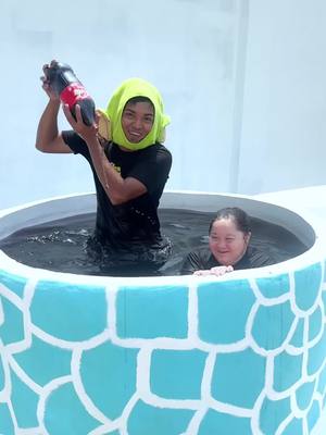 A post by @alfredolarin on TikTok caption: PISCINA DE COCACOLA #alfredolarin #chol #parati #elsalvador #mexico #comedia 