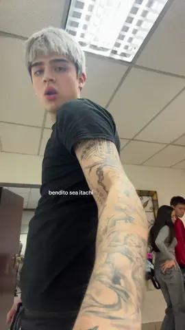 A post by @strangehuman on TikTok caption: no puedo mover el brazo ahora 😔