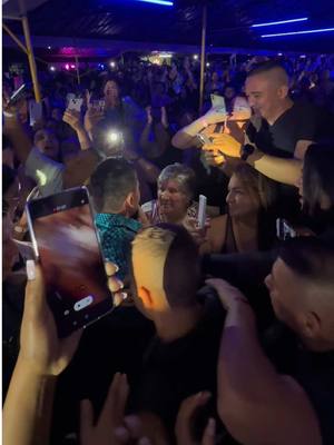 A post by @jhonnyrivera on TikTok caption: Así le celebramos el día de la madre a todas las mamás de Cali! Gracias infinitas por tanto, pasamos increíble. #jhonnyrivera #cali #diadelasmadres❤️ #parquedelacañacali #musicapopular 