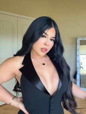 A post by @cee_g13 on TikTok caption: Las extensions a todo lo que da amo 🖤🖤🖤 