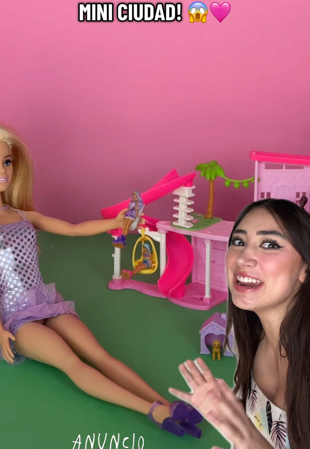 A post by @fervegs on TikTok caption: ABRIENDO SETS DE MINI BARBIE LAND HASTA LLENAR MI PROPIO MINI MUNDO DE BARBIE! 😱🩷 Me encanta como va quedando #PubIicidad #Mattel #Minibarbieland 