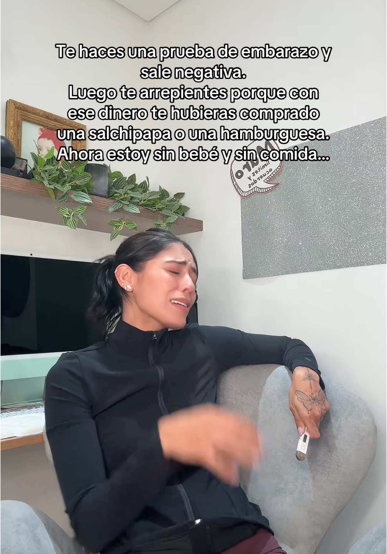 A post by @alebananaa on TikTok caption: Quiero a mi bebé o a la salchipapa 😭