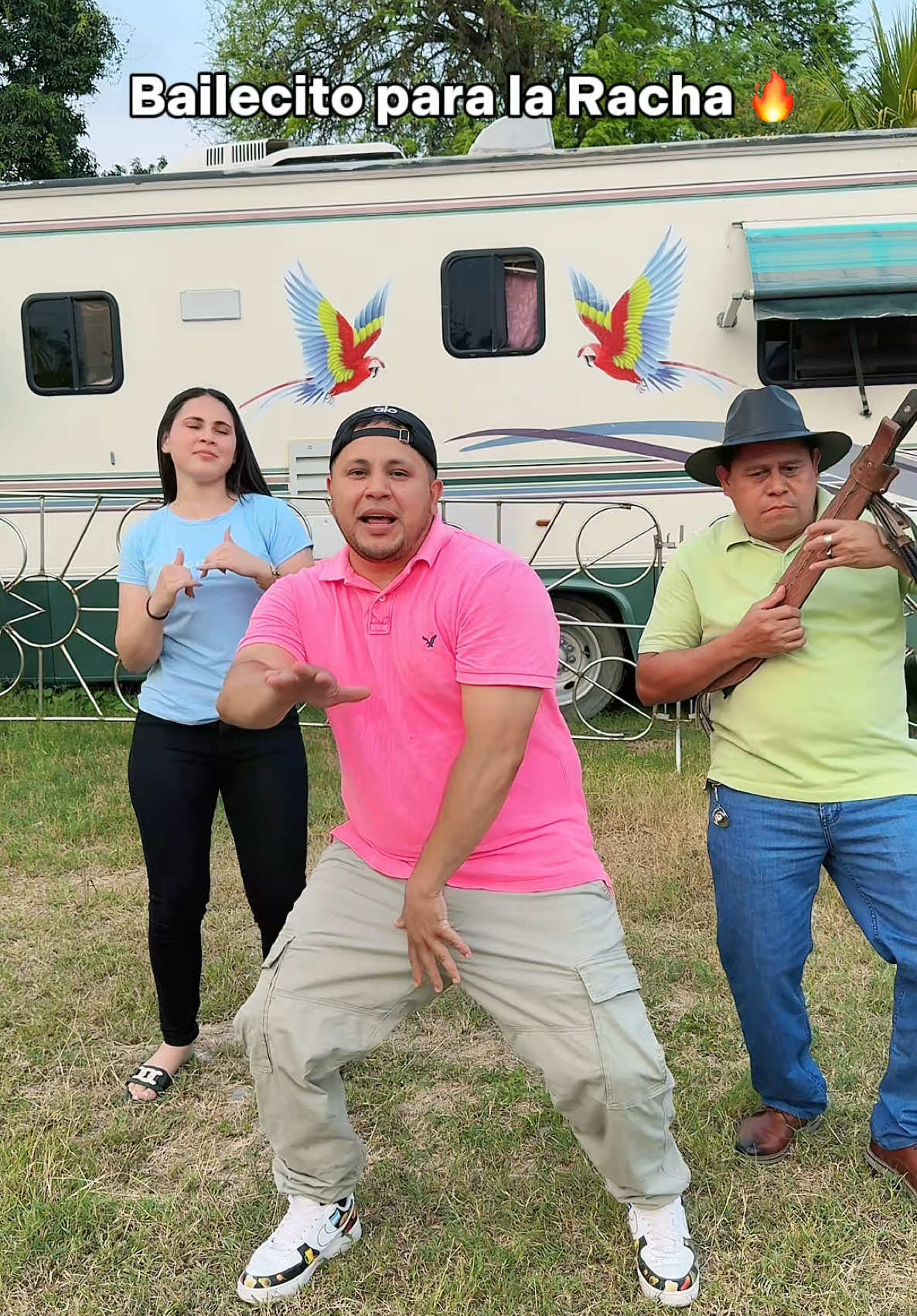 A post by @wilukaa on TikTok caption: Bailecito pa la Racha @Nery Mercao @Chiliwilyy 🐣 