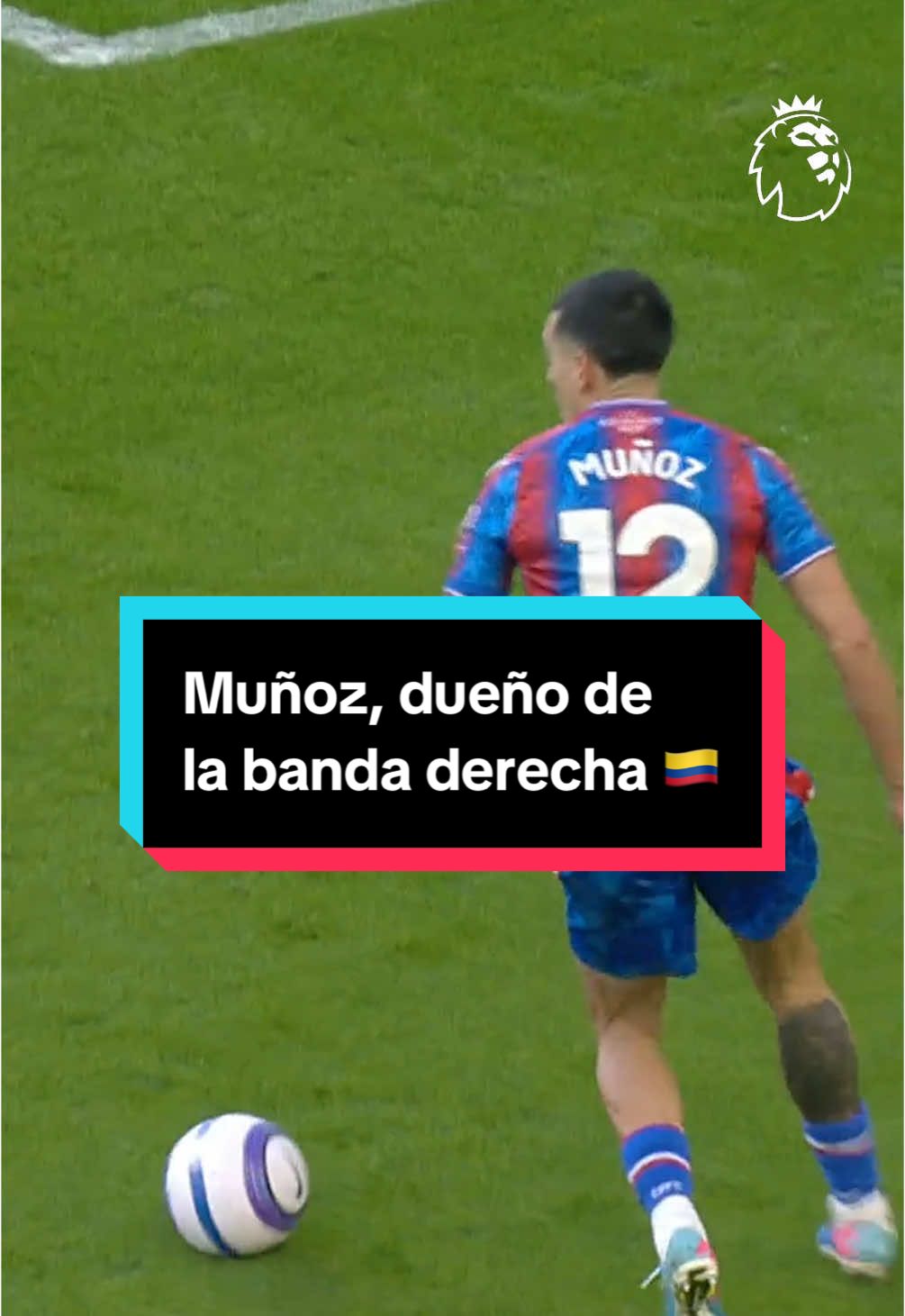 A post by @lapremierleague on TikTok caption: Sabes que tu defensa está en peligro cuando Muñoz avanza por la banda 😅🇨🇴 #PremierLeague #crystalpalace #TikTokDeportes 