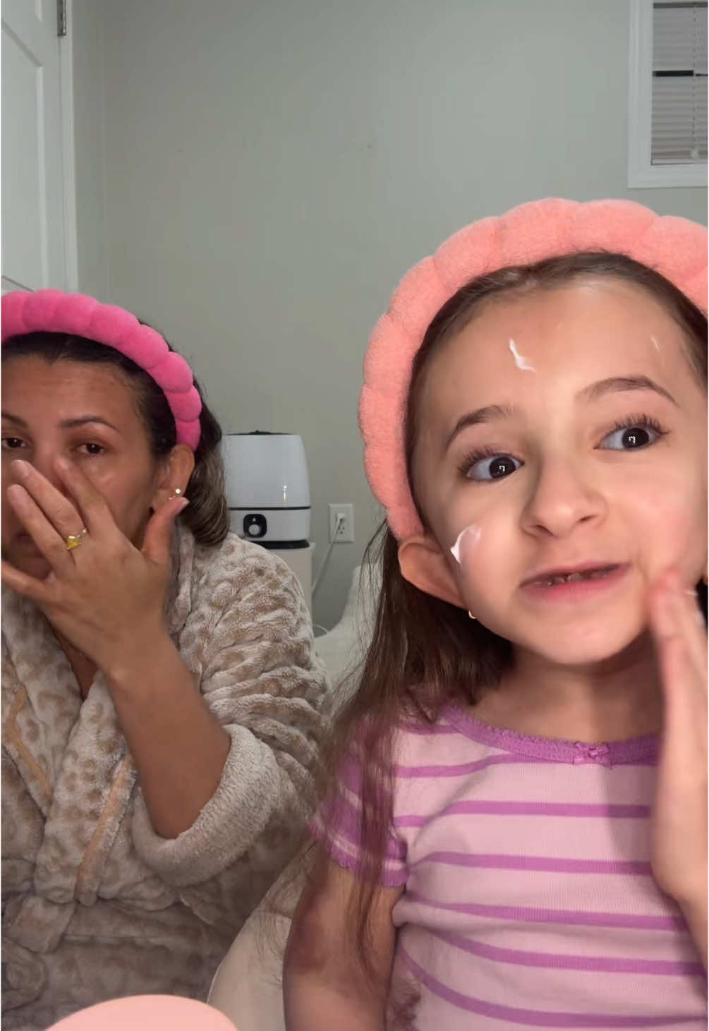A post by @grwms.by.vitoria on TikTok caption: Come do our skincare with us🫶🏻💗🫧🇧🇷 (In Portuguese) @Vânia Bueno @Ludo Gardini #grwmsbyvitoria #osteogenesisperfecta #osteogenesisawareness #fyp #momanddaughter #grwuinportuguese #portguese #brazilian #gardinilaw #gardini 