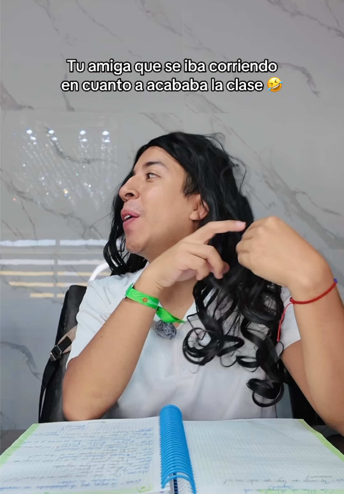 A post by @angelmonnroy on TikTok caption: Siempre tenían prisa por irse 🤣 #comedia #tiposdeamigas #escuela 