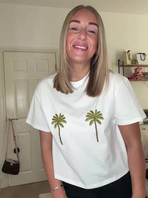A post by @charlotteemilyspencer on TikTok caption: London baby 🌴 🌴 #fyp #foryou #london #mumsoftiktok #singlemum #sundayfunday #singlemum #singlelife #workevent #brushcandy #summer #excited #happy #family #viral 