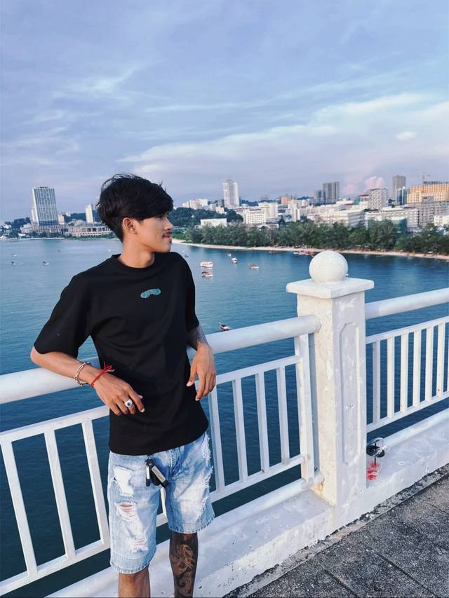 A post by @ly_heng_39 on TikTok caption: 🙇🏻‍♂️