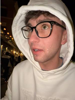 A post by @manuregatoo on TikTok caption: Son todas las fuentes así, pero esa justo tenía mucho caudal jajajsjj || lg: manuregato