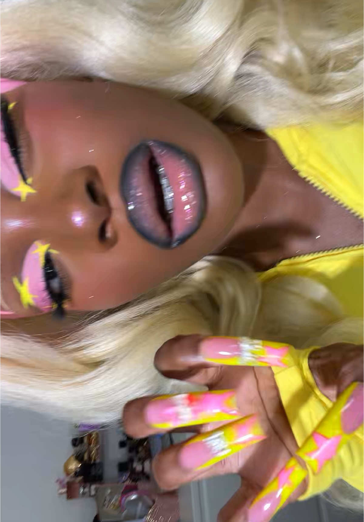 A post by @ on TikTok caption: 🤭🤭🤭 #fyp #makeupinspo #eyemakeup 