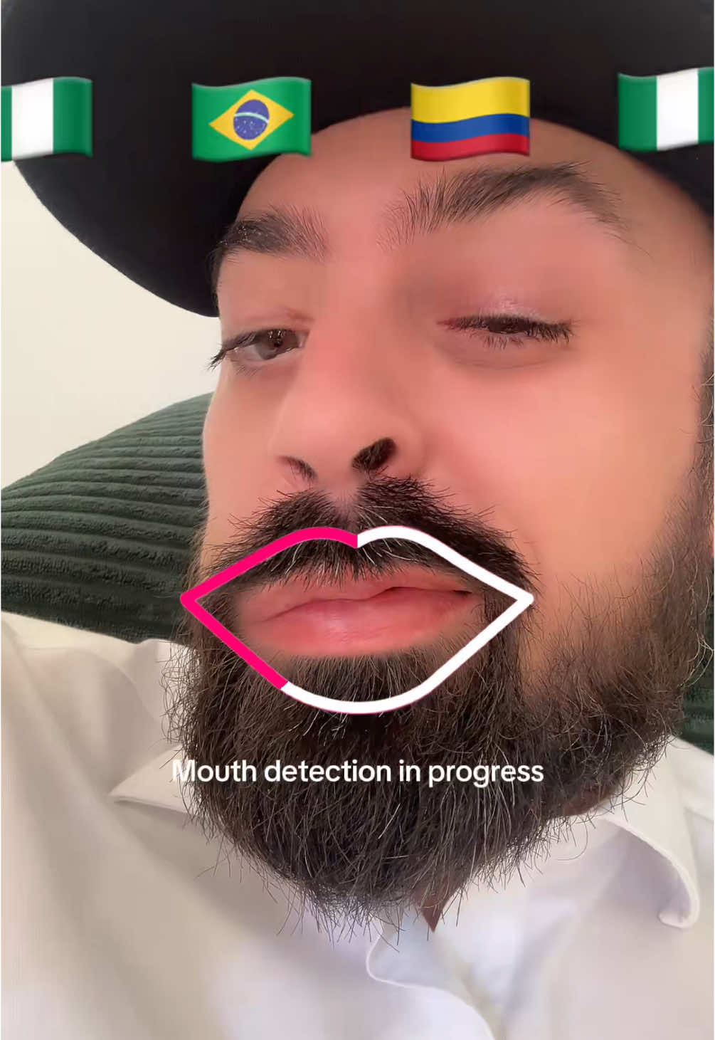 A post by @spacemunarriz on TikTok caption: cómo hackear el filtro de lips type detection 😏