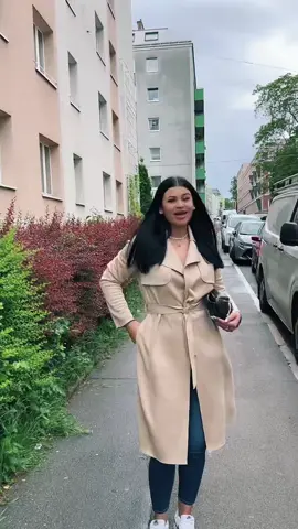 A post by @elenutza95 on TikTok caption: Voi știți ca nu ma lasa 😌💋😂#caidee 🙃#numazic 🤫#viena ♥️