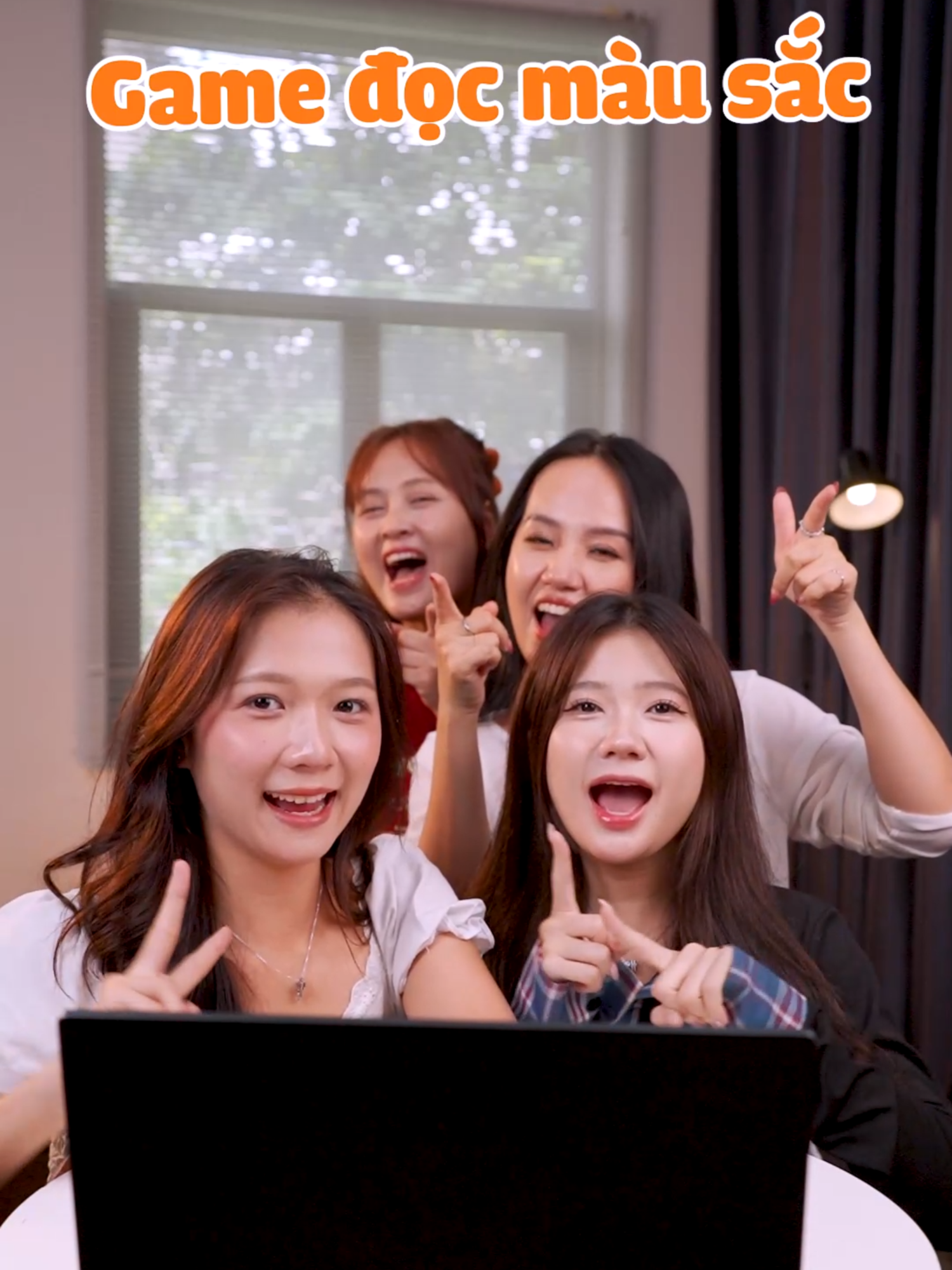 A post by @schannelvn on TikTok caption: Thử thách "Đọc màu sắc": Nhìn hình rối 1 thì đồng nghiệp nhắc xong nó rối 10 =))) #schannel #LearnOnTikTok