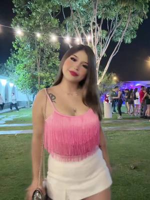 A post by @nicoll_ochoa on TikTok caption: Yo dando cuerpo y carita💗💅🏻