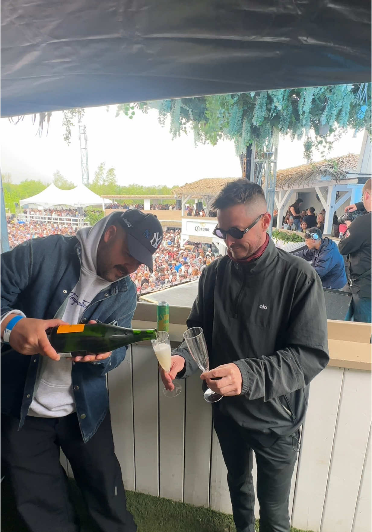 A post by @oliprimeau on TikTok caption: De la visite au Beachclub @Laurent Dagenais 🍾 #olivierprimeau #montreal #fyp #pourtoi #beachclub 