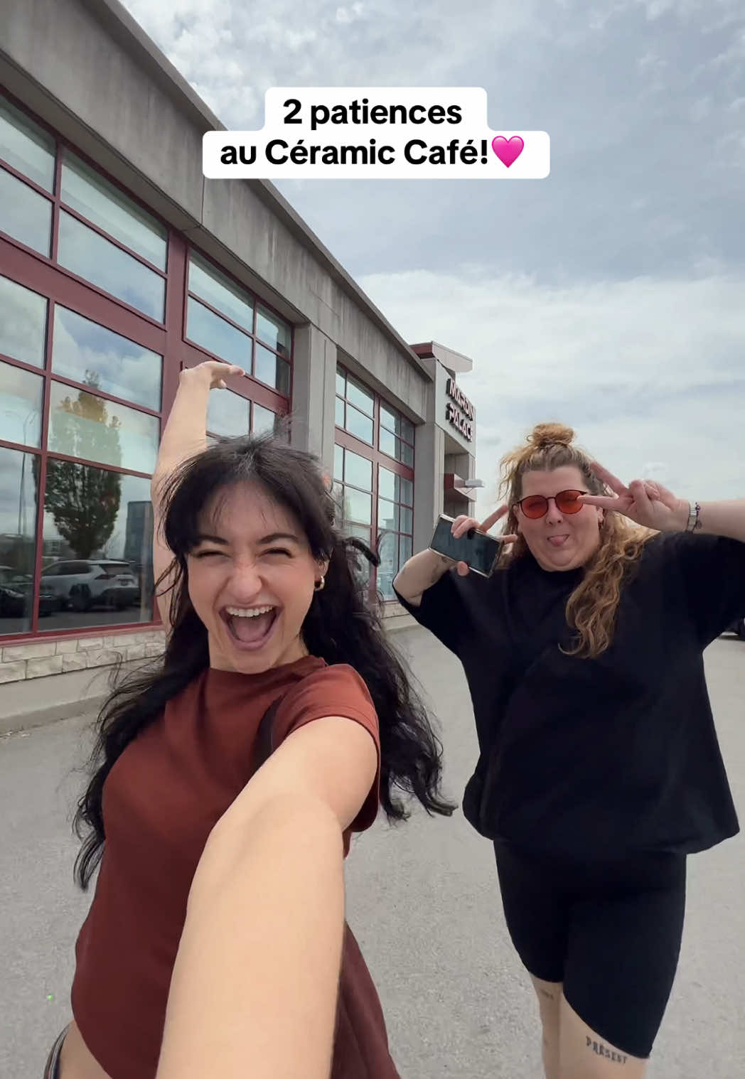 A post by @emylalune on TikTok caption: La meilleure activité pi la meilleure humaine @Belliveau Coco pour m’accompagner, tout un combo ça🥰🩷  #art #ceramiccafe #bigbrothercelebrite 