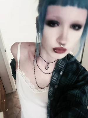 A post by @chloejonesyy on TikTok caption: #queer 