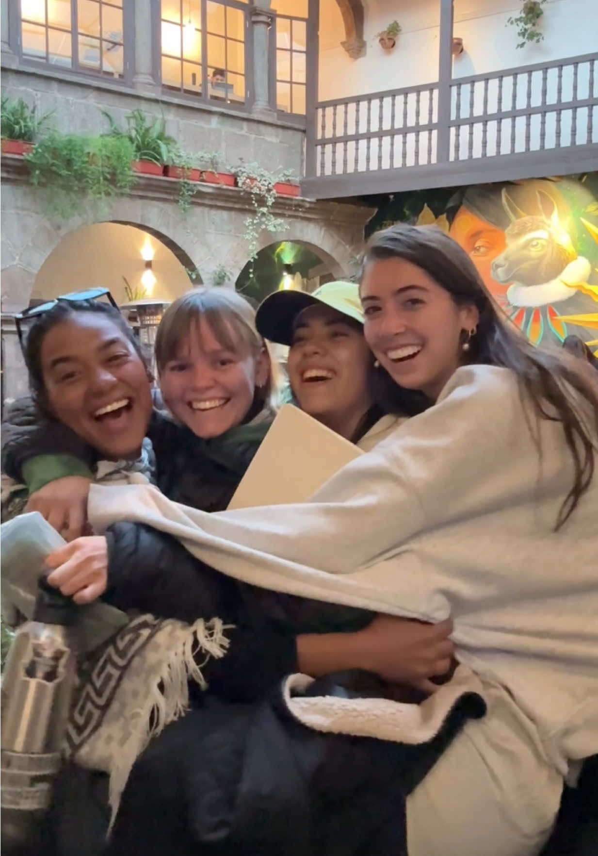 A post by @palomasouza.s on TikTok caption: Comida e amigos é a melhor combinação! A Cafeteria do Black Llama é o lugar certo ✨ #cusco #peru 
