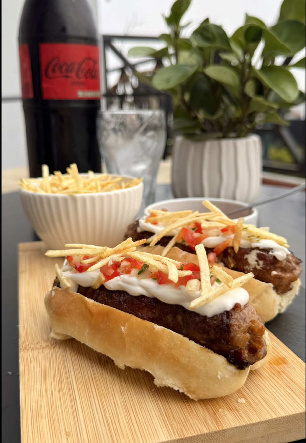 A post by @kulinaria.recetas on TikTok caption: 🌭Hoy fue noche de PANCHOS pero versión argenta con salchicha de carne y chorizo rellenas de cebolla y provoleta🇦🇷. 🥤Para acompañar por supuesto, una coquita zero no podía faltar. 👉🏻INGREDIENTES para 5 personas: -1kg de harina. -560 ml de agua. -50g de levadura. -100g de azúcar. -100g de manteca. -1kg de carne picada. -4 chorizos. -2 cebollas. -2 provoletas. 🧑‍🍳Acá el SECRETO para que el pan te quede así de brillante: hacer un CHUÑO. Haces una mezcla de 250ml de agua y 20g de fécula de maíz, lo llevas al fuego y una vez que espesa ya esta listo. Con esto vas a pincelar los panes antes de mandarlos al horno y apenas los sacas también. 🔥Y otra cosa que va a ayudar a que queden bien lindos y no se agrieten es calentar en el piso del horno una fuente y cuando mandas los panes le pones 1/4 de vaso de agua para que genere vapor. No te zarpes con el agua, es poquita. Quedaron tremendos, los prueban y después me cuentan. Atte: Kuli✨. . . . . . #recetasfaciles #cena #pancho #chori 