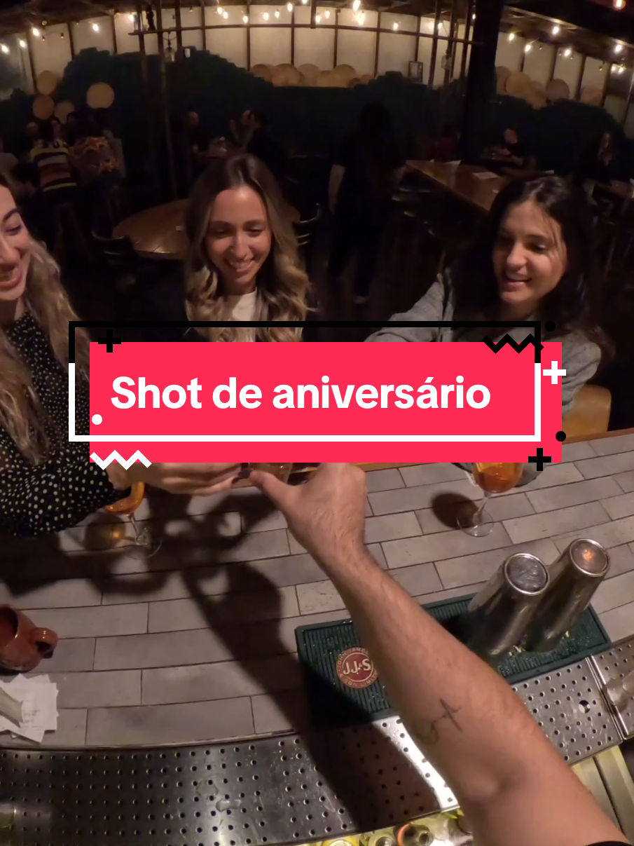 A post by @randbartender on TikTok caption: Três amigas chegaram animadas na barra e uma delas contou que era seu aniversário 🎉. Ela queria comemorar dando um shot de presente pras amigas, e eu entrei no clima! Preparei uma versão em shot do Jorge Amado, com cachaça, cravo, canela e gengibre — intenso, aromático e cheio de personalidade 🌶️🥃. As três adoraram e brindaram em grande estilo! #bartender #drink #MaestriDelPov #cocktail #bartenderlife