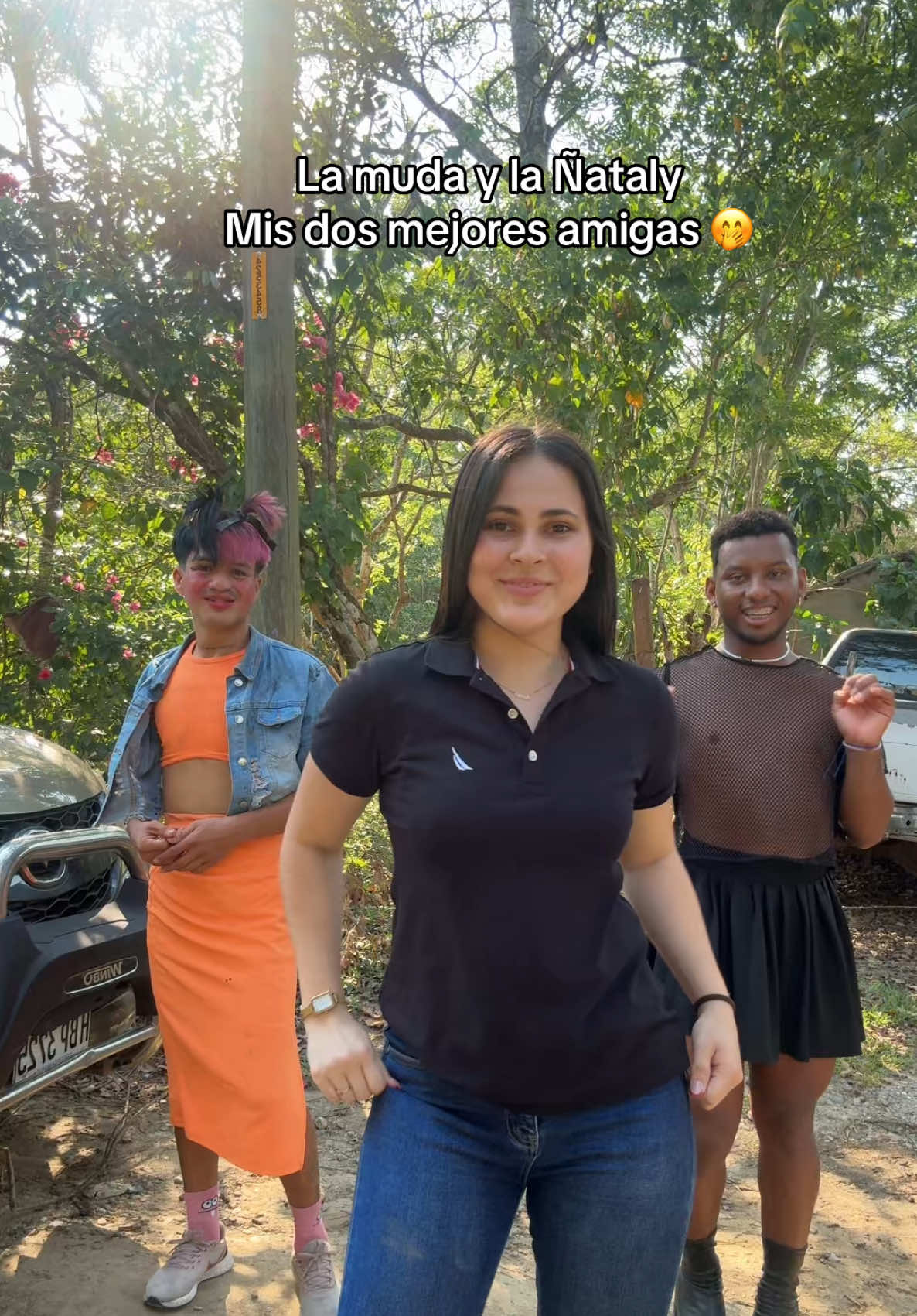 A post by @chiliwilyy on TikTok caption: Les presento a mis dos mejores amigas 🤭 @lamudahn ⚜️oficial🇭🇳😶 @Soy.fresera 